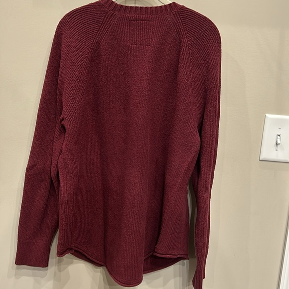 Hollister Sweater. In good condition. - Picture 3 of 3